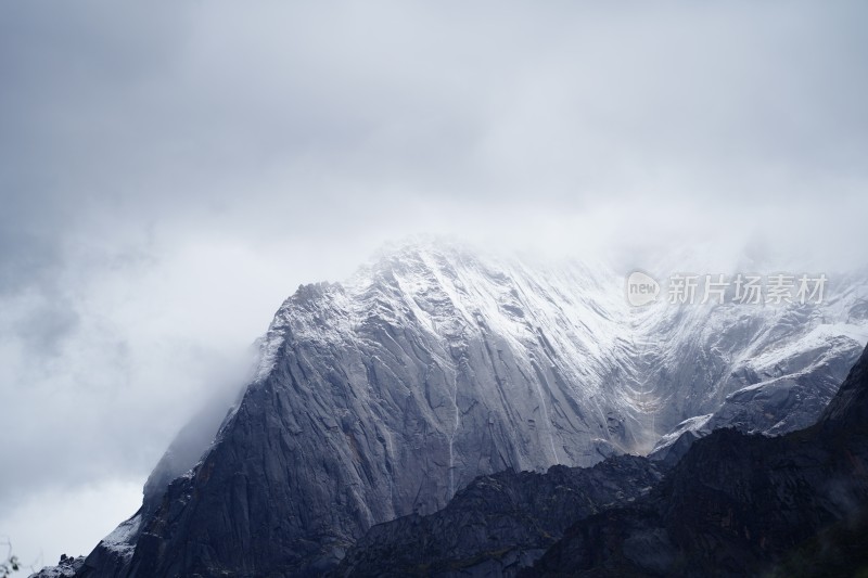 四川阿坝藏族羌族自治州四姑娘雪山风貌