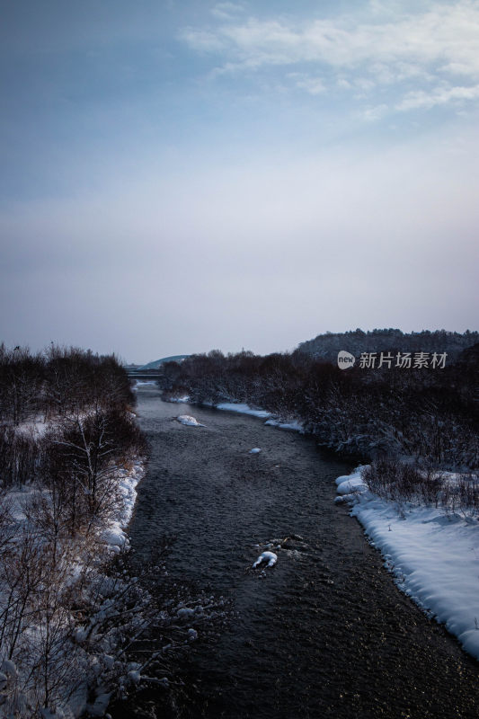 冬日雪景中流淌的河流