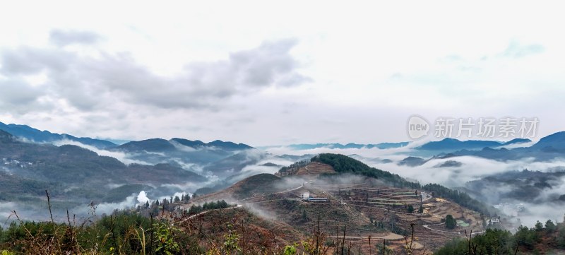 重庆酉阳：雾气中的山村田园