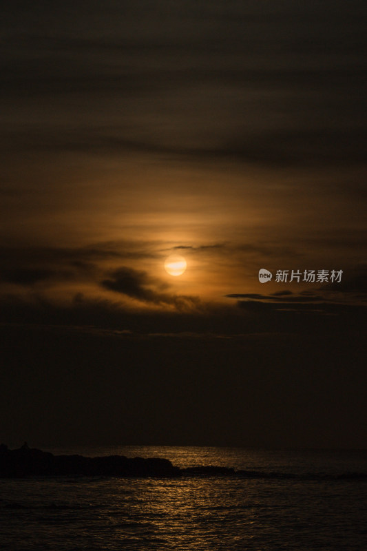 日出东方 天空云大海 海天一线