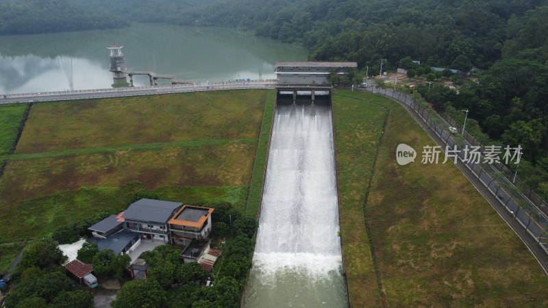 广东东莞：雨后清溪湖水库泄洪