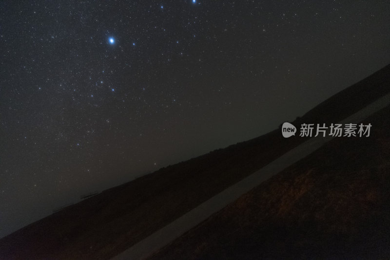 星空下的山间小路夜景