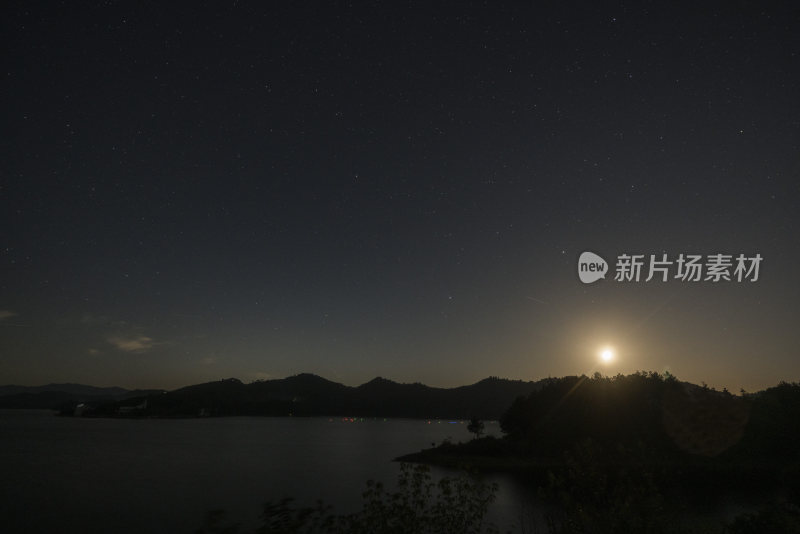 星空下的湖泊与山峦夜景