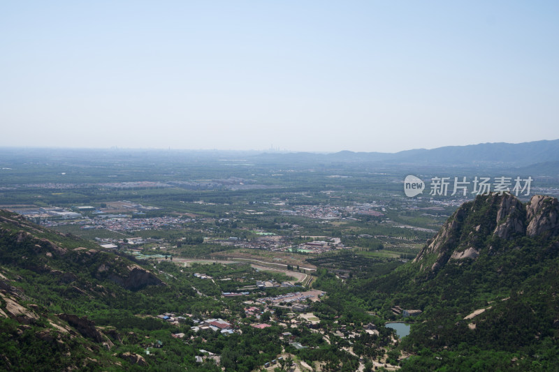 北京后花园景区山顶俯瞰北京西部城区