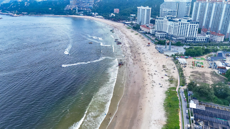 航拍海浪拍打沙滩沙滩游泳游客