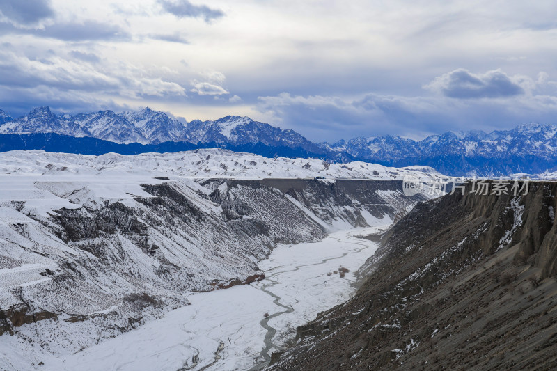 中国新疆阿勒泰冬季雪景茫茫雪原与雪山