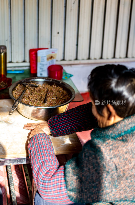 春节包饺子