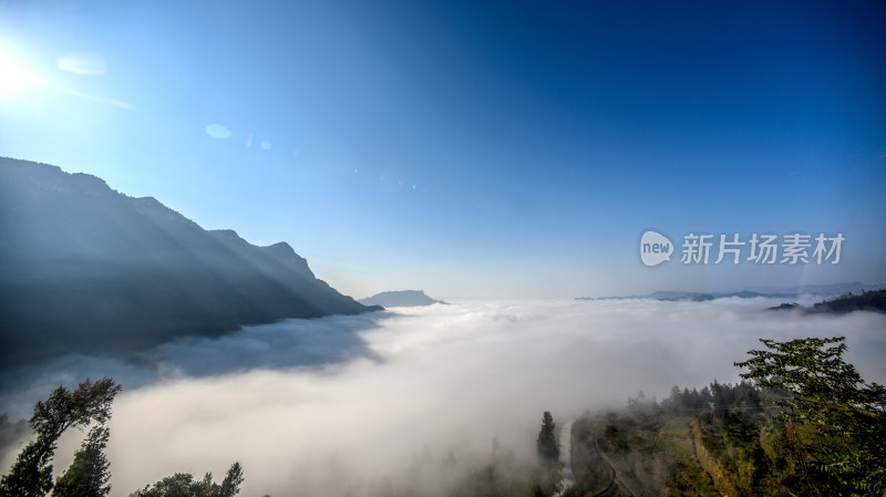 重庆酉阳：青山披白纱 枫叶红透了