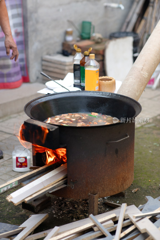 农村地锅烧柴火做饭