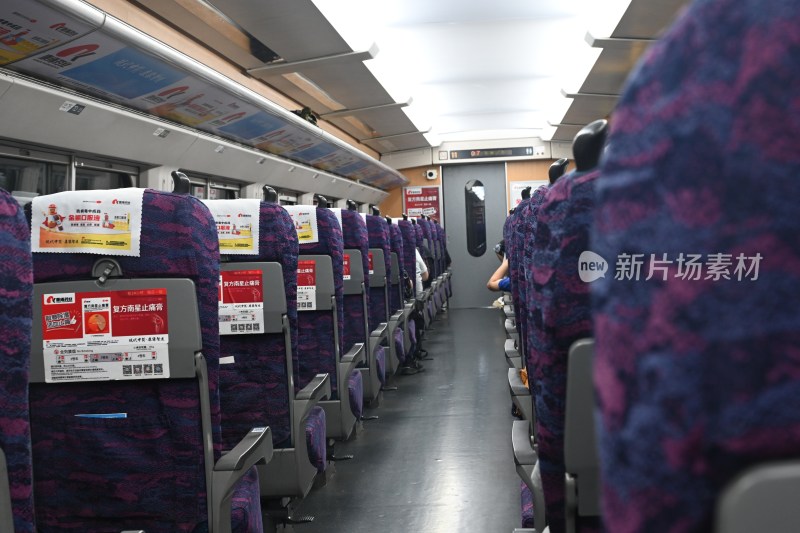 列车车厢内座椅全景