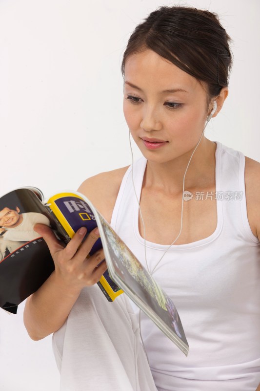 年轻女人看杂志