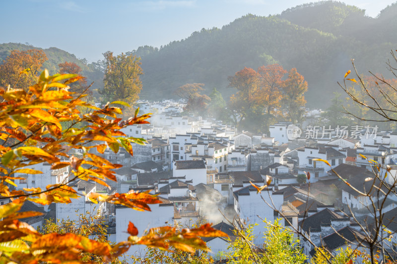 航拍江西婺源石城徽派建筑秋色枫叶村庄日出