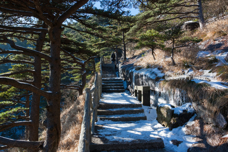 安徽黄山冬季雪后的登山小道