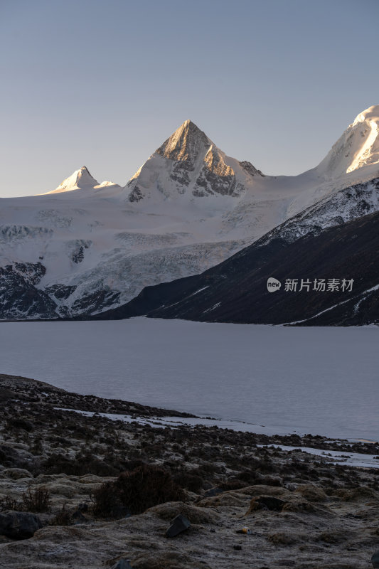 西藏那曲比如萨普神山圣山圣湖冰川壮丽景色