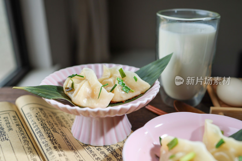 桌上盘子里的饺子特写镜头