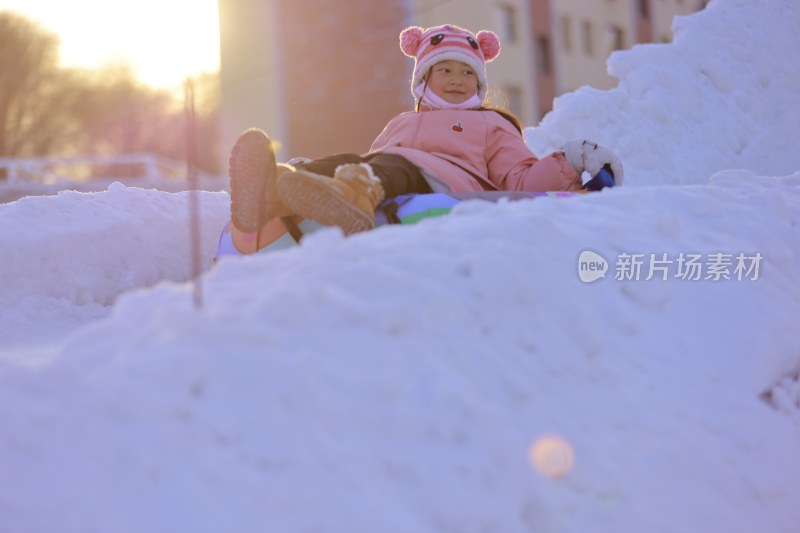 冬日小女孩雪地玩耍