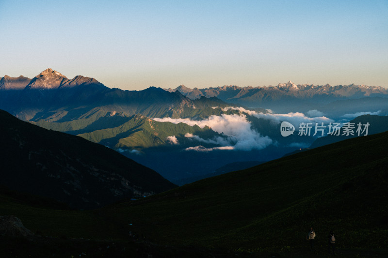 天空景观川西日照金山