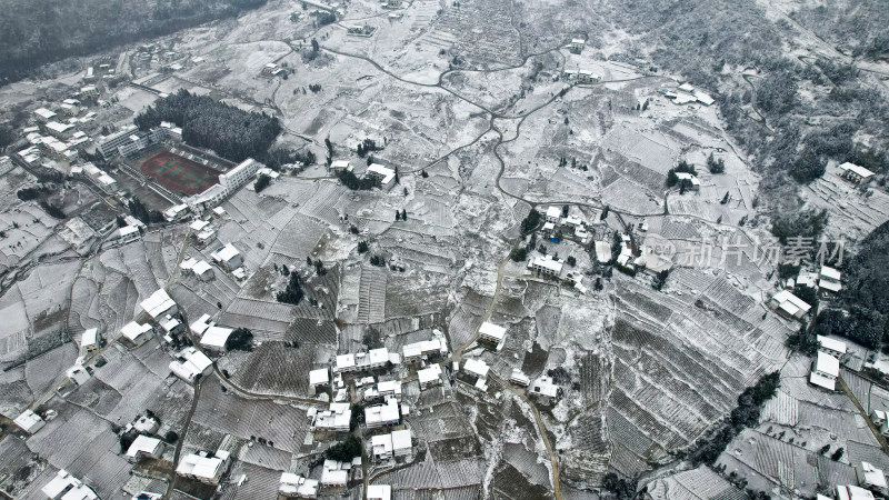 农村村庄里的大雪寒潮天气