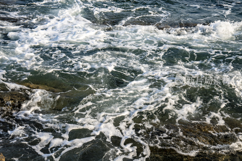 大海海浪礁石沙滩