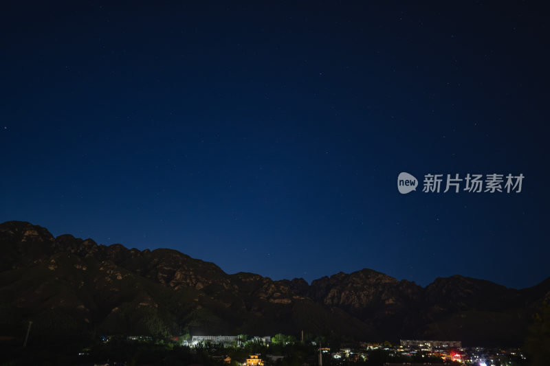 夜晚星空下的山景