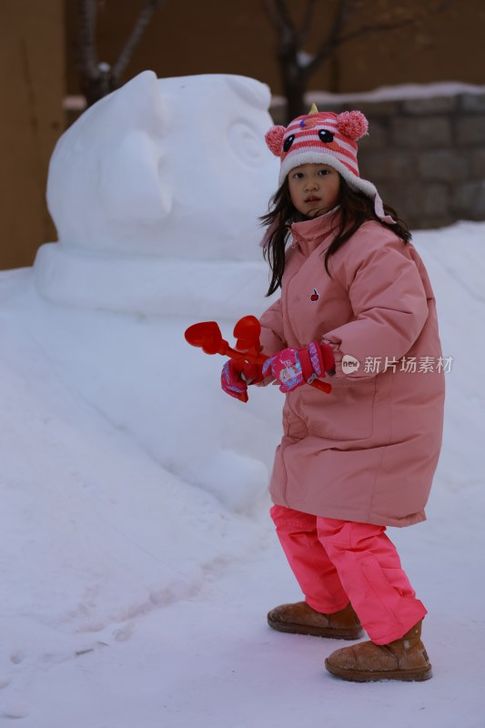 冬日小女孩雪地玩耍