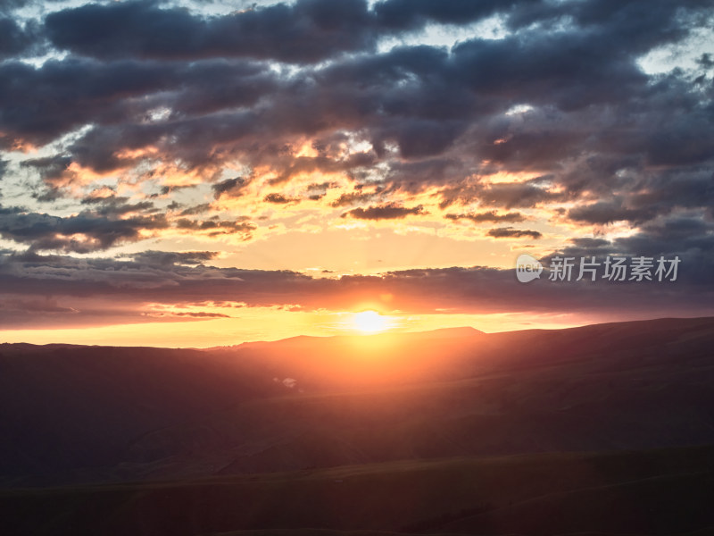 琼库什台草原的早晨