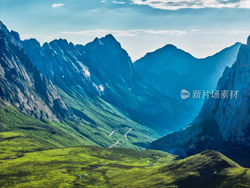 险峻的山峰