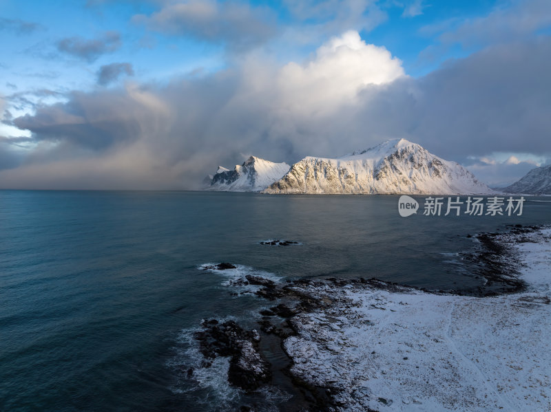 挪威罗弗敦群岛北极圈雷纳冬季雪景高空航拍