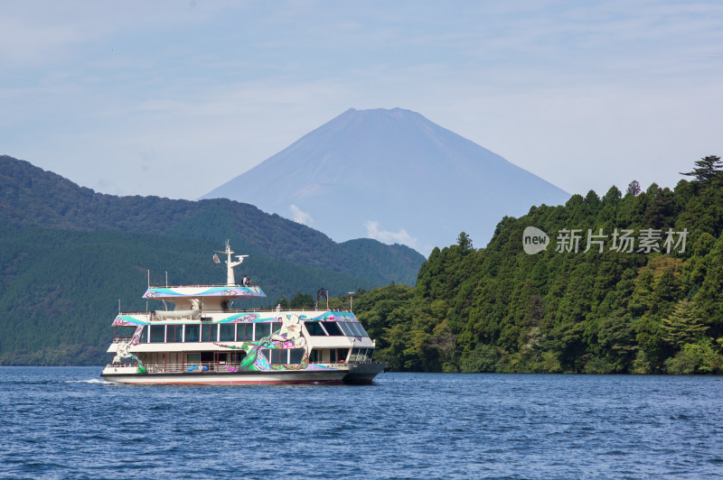 日本箱根富士山旁芦之湖上的游船