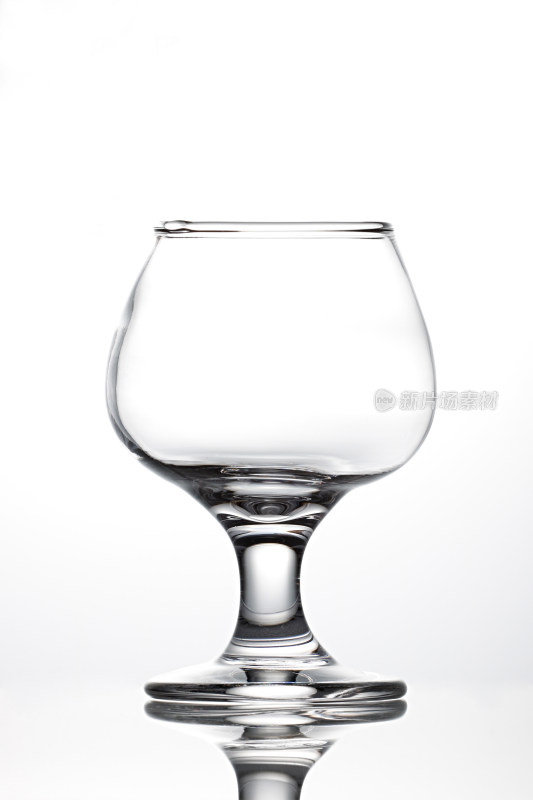一个玻璃酒杯的白底图