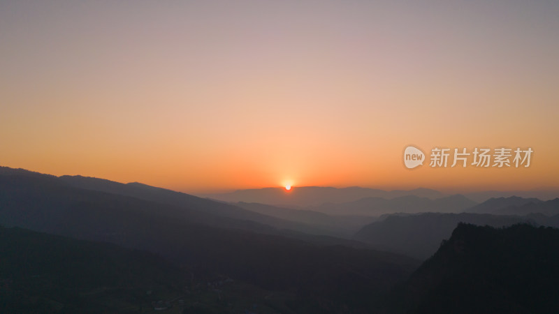 夕阳西下山峦倒影风景