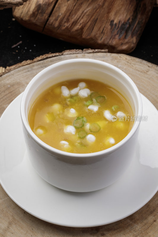 白色瓷汤盅装的珍珠白玉养生汤
