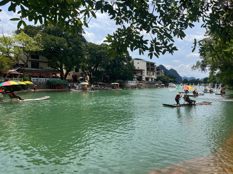 阳朔遇龙河上竹筏漂游的休闲景象