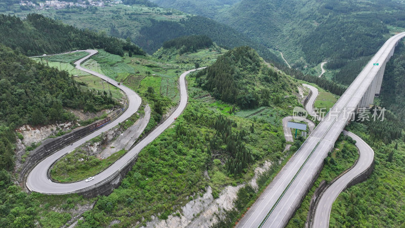 蜿蜒山路  乡村振兴