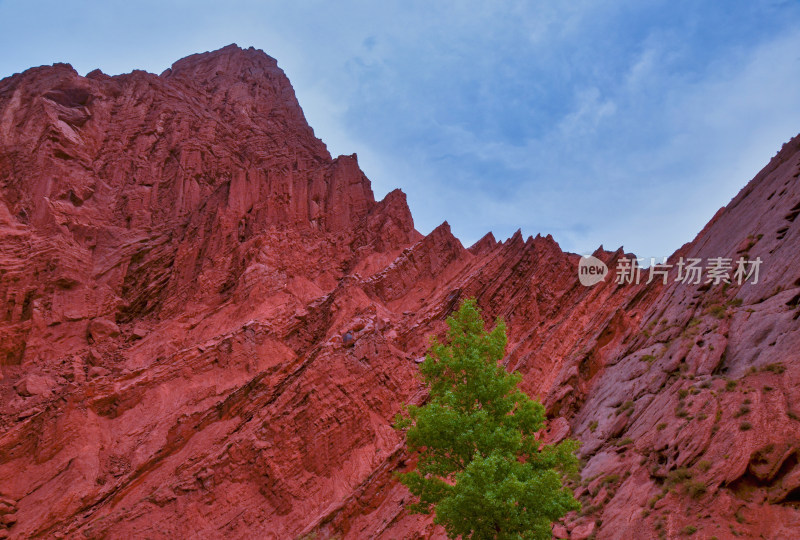 新疆阿克苏库车天山大峡谷红色岩石山峰