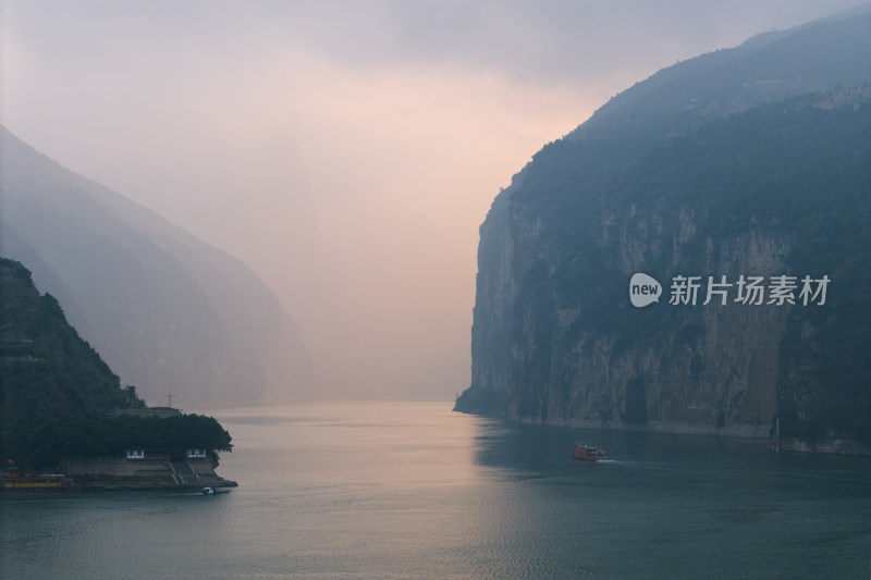 长江三峡奉节瞿塘峡清晨山水日出光影