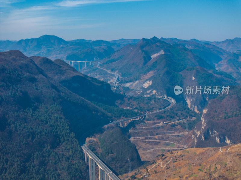 山间城镇全景，高架公路贯穿其中