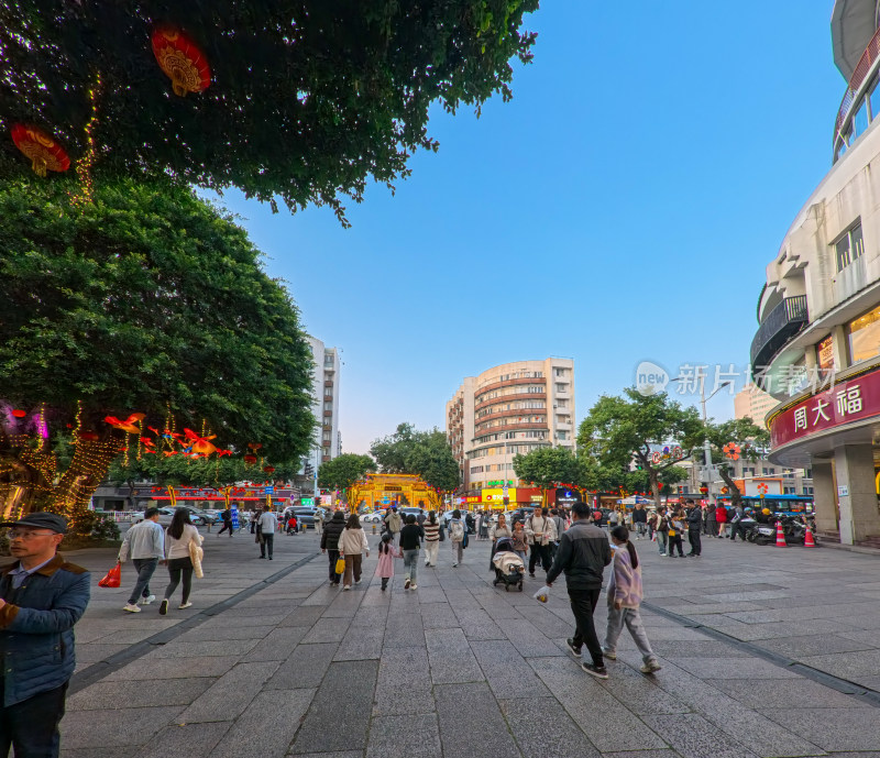 城市街道行人熙攘场景