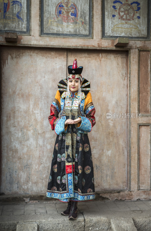 身着蒙古族服饰的女子站立