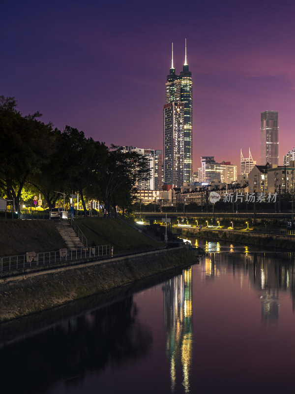 夕阳晚霞中的深圳城市天际线和倒影