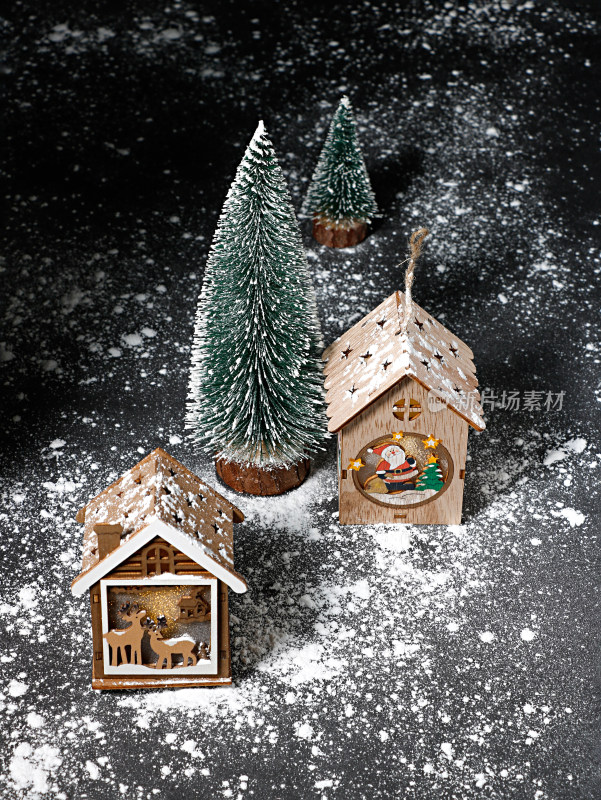 下雪中的圣诞节小木屋和圣诞树