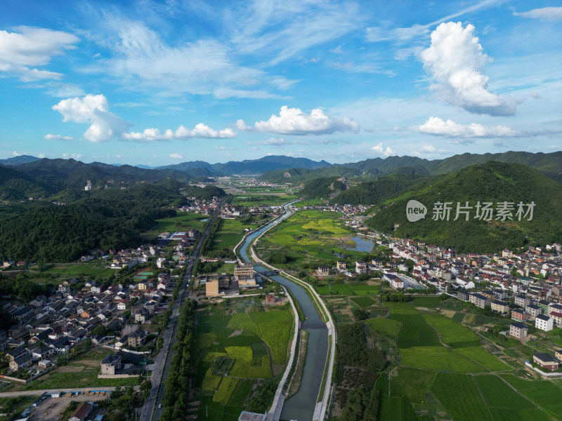 航拍蓝天白云下的青山乡村全景风光