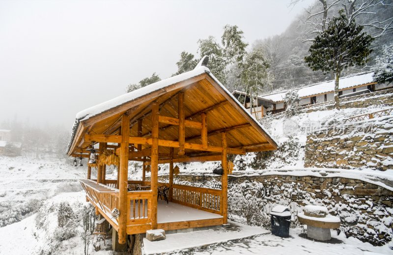 重庆酉阳：千氹田边飞白雪