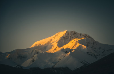 雪山日照金山希夏邦马峰