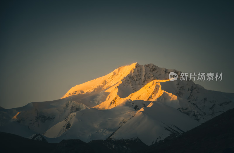 雪山日照金山希夏邦马峰