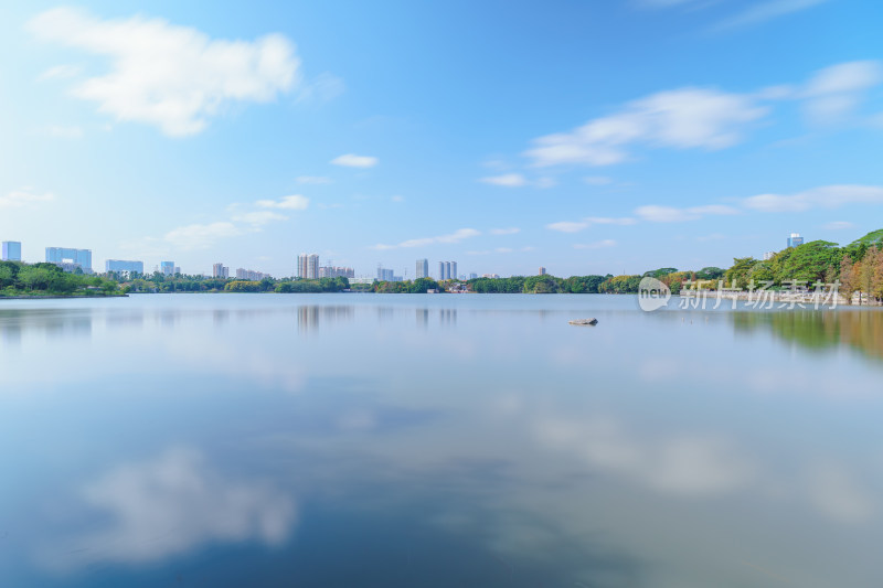广州海珠湖公园蓝天白云湖面倒影自然风光