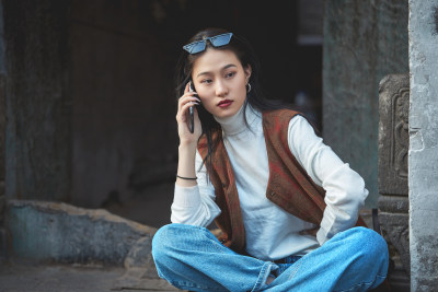 老旧城区里穿着复古港风的美丽清纯少女