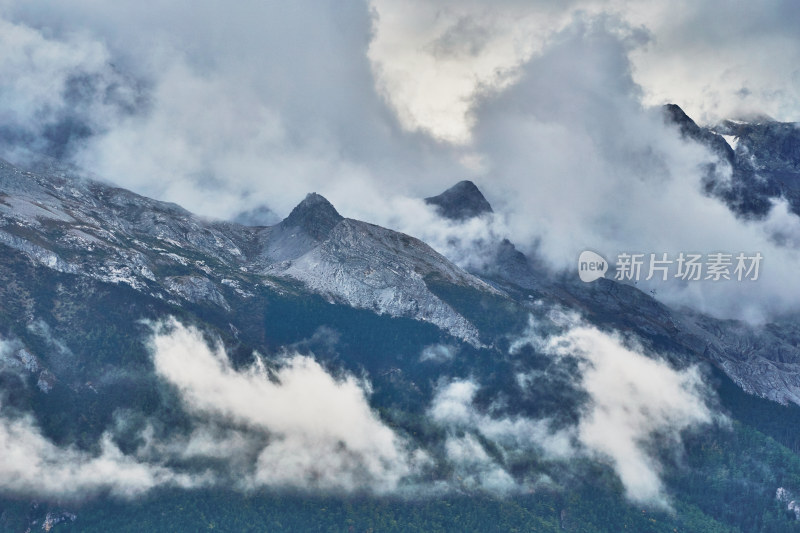 云海中的玉龙雪山