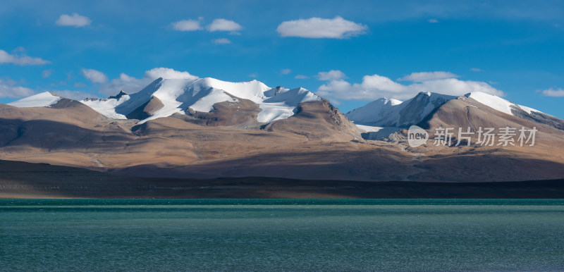 西藏日喀则仁青休布错湖和远处的雪山