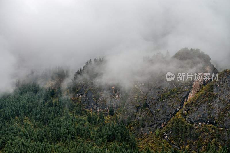 云雾缭绕的山峰